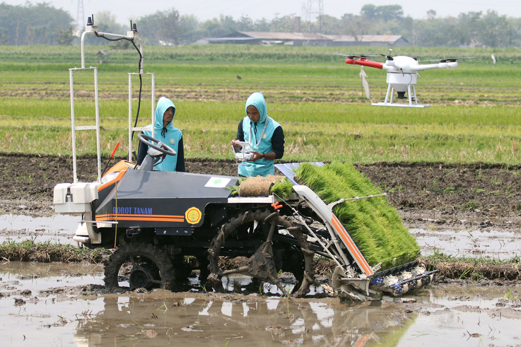 Dalam menjawab tantangan global dan nasional, Kementan melalui Balitbangtan telah menghasilkan produk teknologi inovatif mekanisasi 4.0 berupa drone penebar benih padi yang mampu menebar hingga satu hektare lahan dalam waktu satu jam dengan kapasitas 50-60 kilogram per hektare.