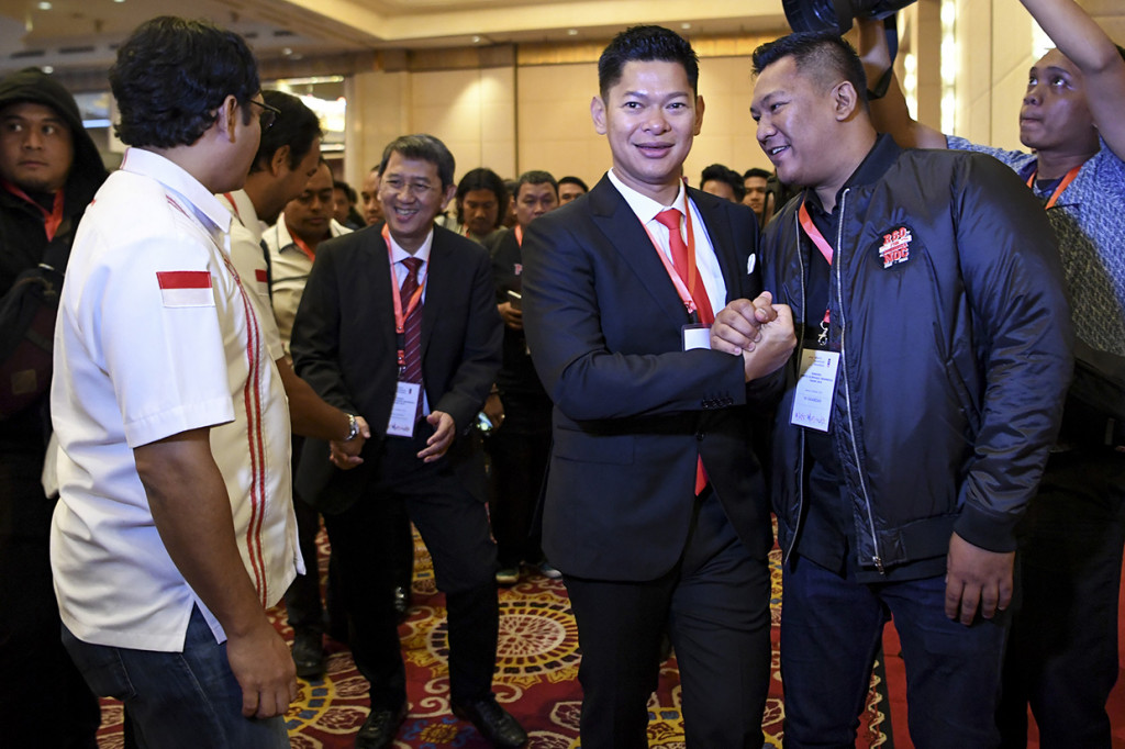 Pengalaman Raja Sapta Oktohari di dunia olahraga tak sekadar di cabang sepeda, tetapi juga pernah menjabat sebagai Ketua Panitia Pelaksana Asian Para Games 2018 (Inapgoc). Selain itu, Okto juga merupakan promotor Mahkota Promotion yang menaungi sejumlah petinju nasional, salah satunya Daud Yordan.