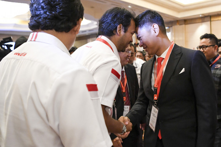 Ketua Umum Komite Olimpiade Indonesia (KOI) terpilih periode 2019-2023 Raja Sapta Oktohari (kanan) mendapatkan ucapan selamat dari peserta saat Kongres KOI di Jakarta.