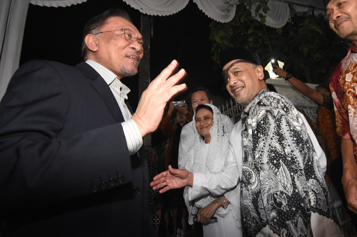 Putra kedua mendiang Presiden ke-3 RI BJ Habibie, Thareq Kemal Habibie (tengah) menyambut kedatangan mantan Wakil Perdana Menteri Malaysia, Anwar Ibrahim (kiri) di kediamannya di Patra Kuningan, Jakarta.