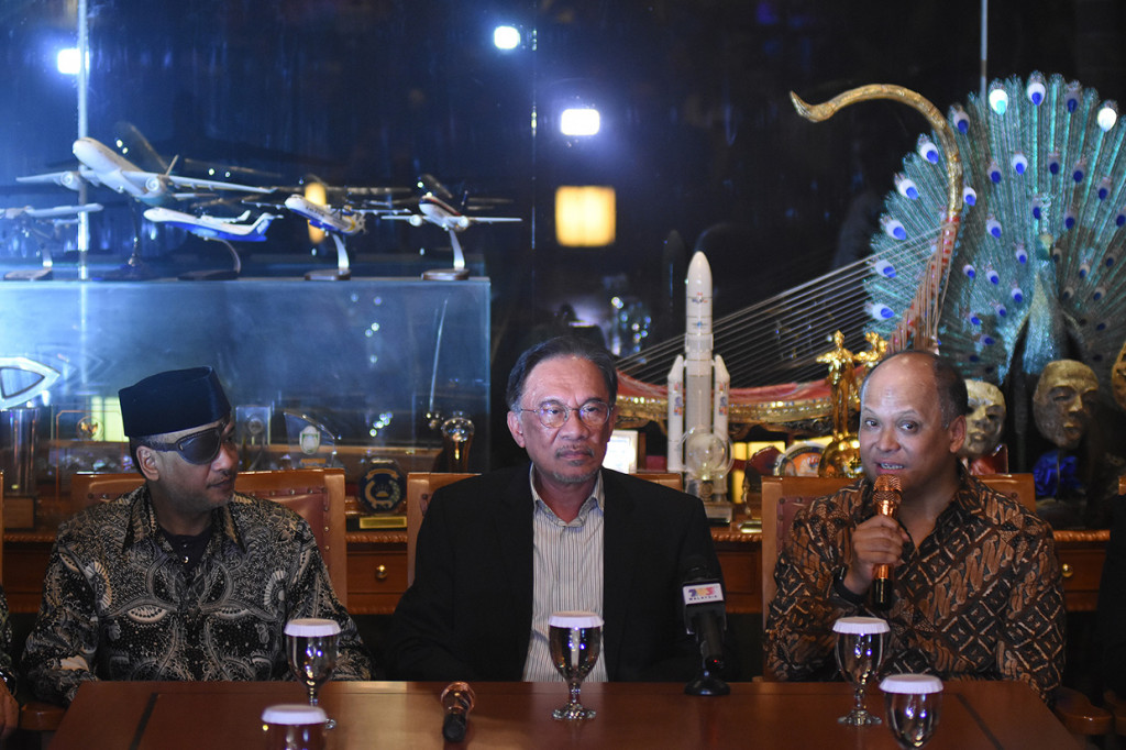 Mantan Wakil Perdana Menteri Malaysia Anwar Ibrahim (tengah) didampingi kedua putra mendiang Presiden ke-3 RI BJ Habibie, Ilham Akbar Habibie (kanan) dan Thareq Kemal Habibie (kiri) memberikan keterangan pers usai bertakziah untuk almarhum di Patra Kuningan, Jakarta.
