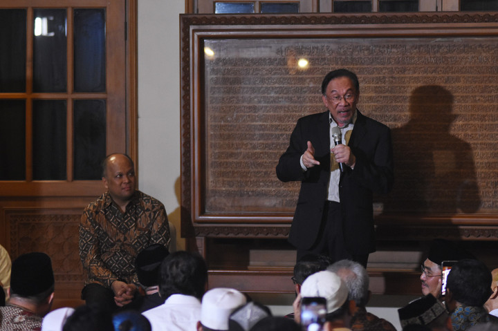 Kedatangan Anwar Ibrahim itu selain bertakziah juga menceritakan pengalamannya dengan almarhum BJ Habibie. 
