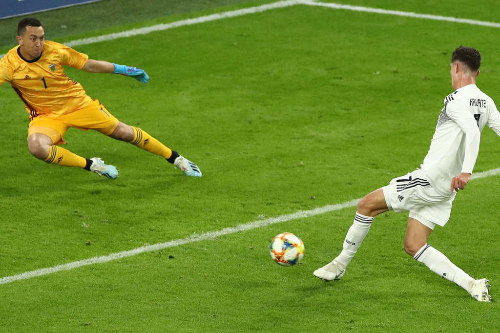 Kelengahan barisan pertahanan Argentina dimanfaatkan oleh Kai Havertz untuk menggandakan keunggulan Jerman menjadi 2-0 pada menit ke-21. Gnabry menjadi pengumpan untuk gol kedua tuan rumah tersebut.