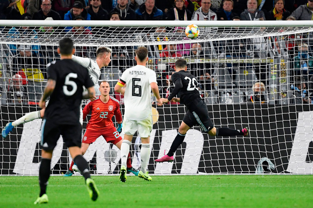 Di babak kedua Tim Tango bangkit dan memperkecil ketertinggalan menjadi 1-2 lewat sundulan Lucas Alario meneruskan umpan matang Marcos Acuna pada menit ke-65.