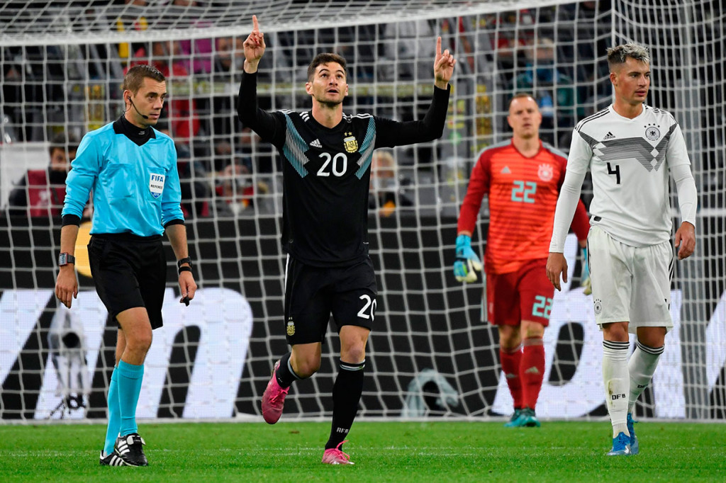 Lucas Alario melakukan selebrasi usai menjebol gawang Jerman yang dijaga Marc-Andre ter Stegen.
