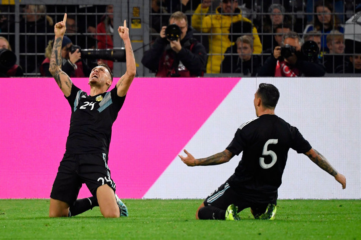 Lucas Ocampos melakukan selebrasi bersama Leandro Paredes.