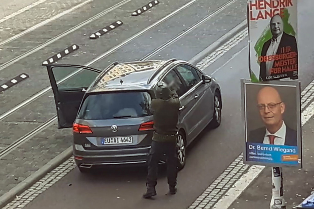 Pelaku awalnya berusaha memaksa membuka pintu sinagoge sebelum menembak mati seorang perempuan. Dia kemudian mencoba eledakkan gerbang pemakaman Yahudi yang terbuka dengan bahan peledak, tetapi gagal.