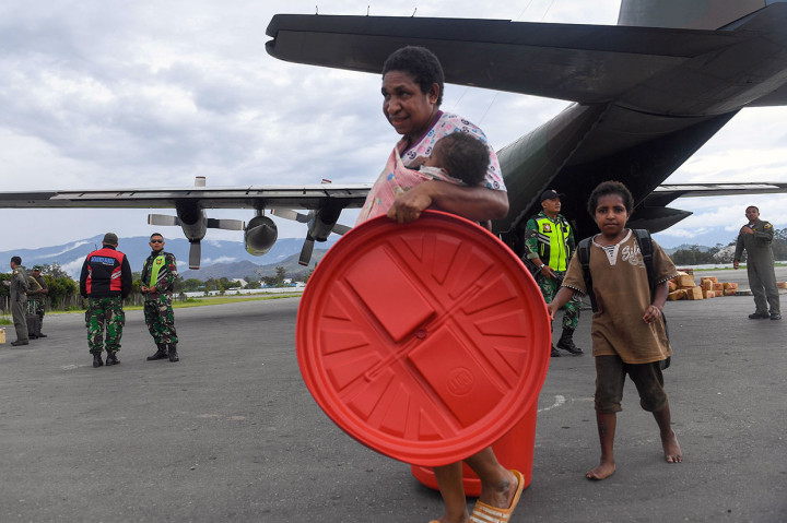 Kembalinya para pengungsi tersebut menandakan situasi keamanan di Wamena telah berangsur membaik.