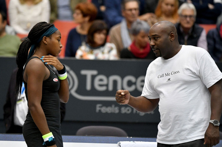 Reaksi Cori Gauff dan ayahnya Gorey Gauff setelah lawannya Kateryna Konzola mengundurkan diri di 16 besar Linz Open akibat cedera kaki.
