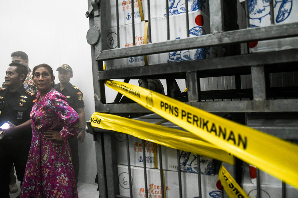 Menteri Kelautan dan Perikanan Susi Pudjiastuti memasuki cold storage di Muara Baru, Penjaringan, Jakarta. Gudang pendingin untuk hasil ikan yang berkapasitas 1000 ton tersebut merupakan salah satu dari 16 kegiatan prioritas pembangunan kelautan dan perikanan yang baru saja diresmikan.