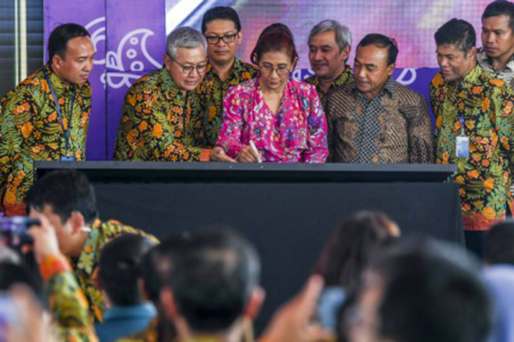 Menteri Kelautan dan Perikanan Susi Pudjiastuti (tengah) bersama sejumlah pejabat KKP secara simbolis meresmikan 16 kegiatan prioritas pembangunan kelautan dan perikanan secara simbolik di Jalan Muara Baru Raya, Penjaringan, Jakarta, Kamis, 10 Oktober 2019.