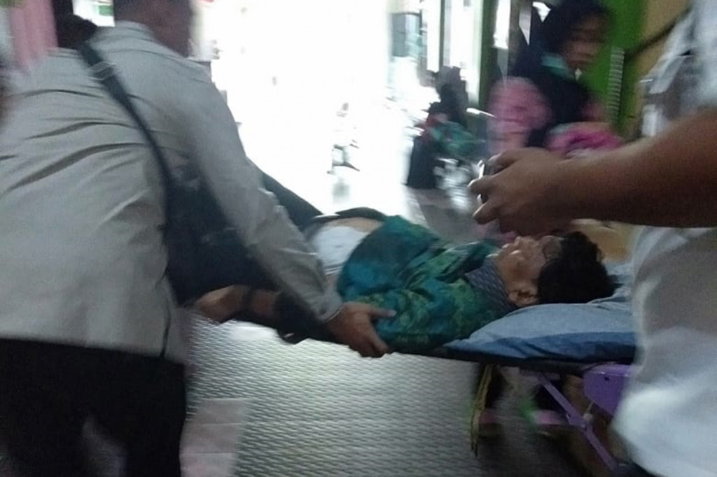 Wiranto tampak ditandu untuk mendapatkan perawatan. Ada perban penutup luka di perut bagian kanan.