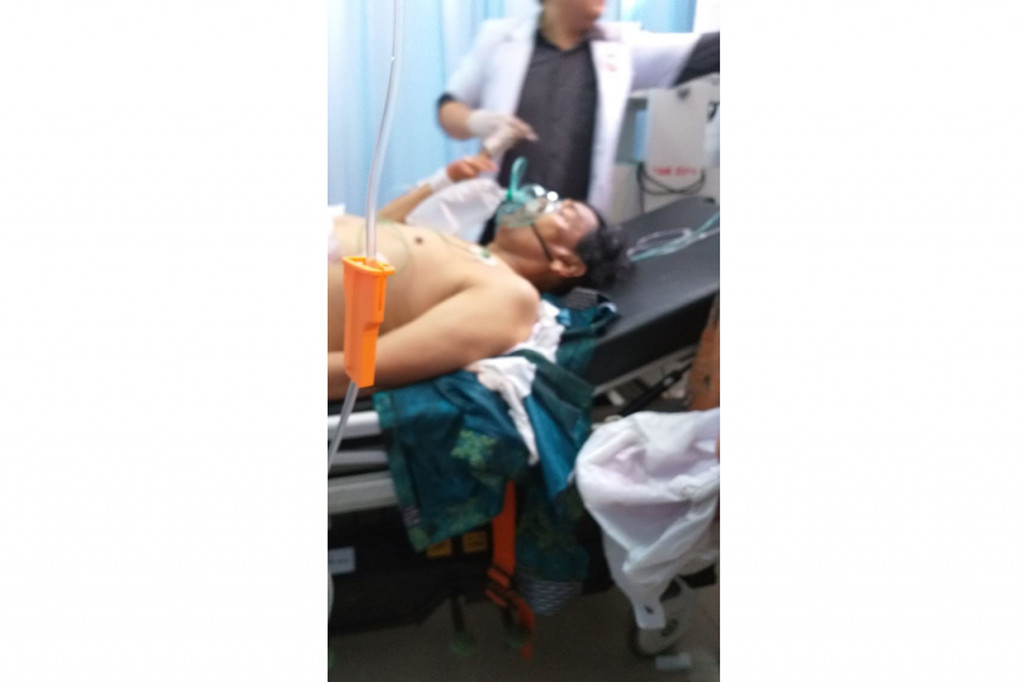 Wiranto diserang saat berkunjung ke Pandeglang, sesaat setelah turun dari mobil, saat bersalaman dengan polisi.