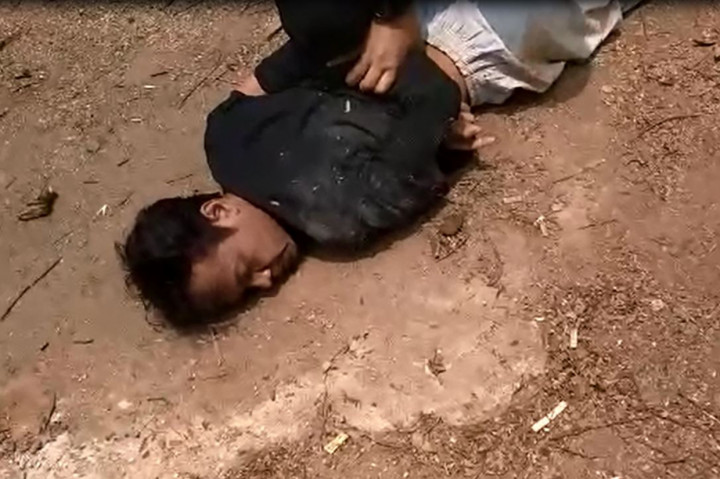 Foto diambil saat tersangka Syahril diringkus polisi usai menyerang Meko Polhukam Wiranto.
