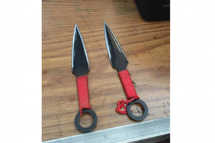 Polisi memperlihatkan foto pisau yang diduga dipakai orang tak dikenal untuk menyerang Wiranto. Penelusuran Medcom.id, pisau tersebut bisa dibeli di Tokopedia dengan harga kisaran Rp50 ribu. Pisau tersebut terkenal di kalangan pencinta komik Naruto.