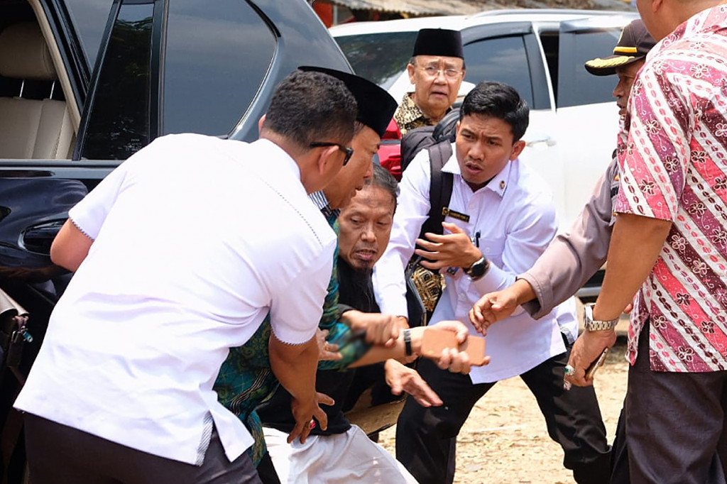 Menko Polhukam Wiranto diserang saat kunjungannya di Pandeglang, Banten. SA menyerang secara tiba-tiba saat Wiranto turun dari mobil dan menyebabkan luka di bagian perut. Kapolsek Menes dan seorang ajudan juga terluka akibat insiden ini. Dok. Polres Pandeglang