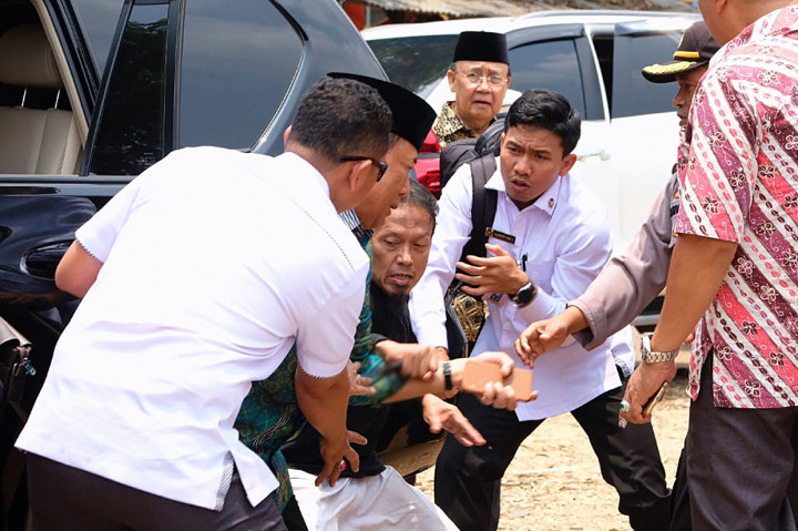 Menko Polhukam Wiranto diserang saat kunjungannya di Pandeglang, Banten. SA menyerang secara tiba-tiba saat Wiranto turun dari mobil dan menyebabkan luka di bagian perut. Kapolsek Menes dan seorang ajudan juga terluka akibat insiden ini. Dok. Polres Pandeglang