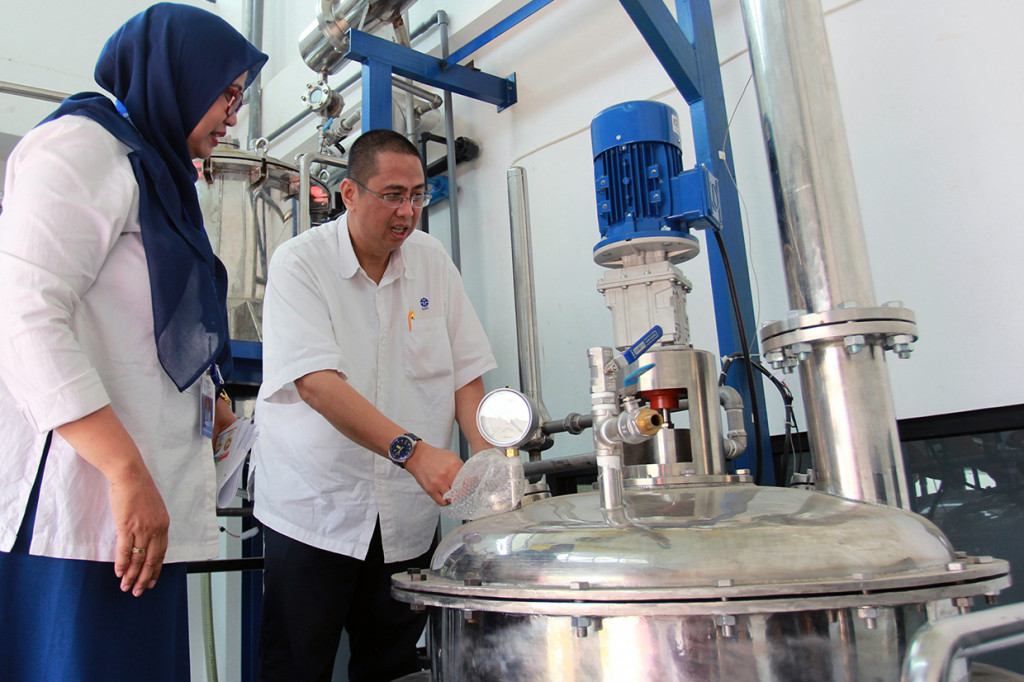 Dua Peneliti Lembaga Ilmu Pengetahuan Indonesia (LIPI) melakukan ektraksi pisang raja sereh dengan mesin ekstraktor di Labotorium LIPI Puspiptek, Serpong, Tangerang Selatan, Banten.
