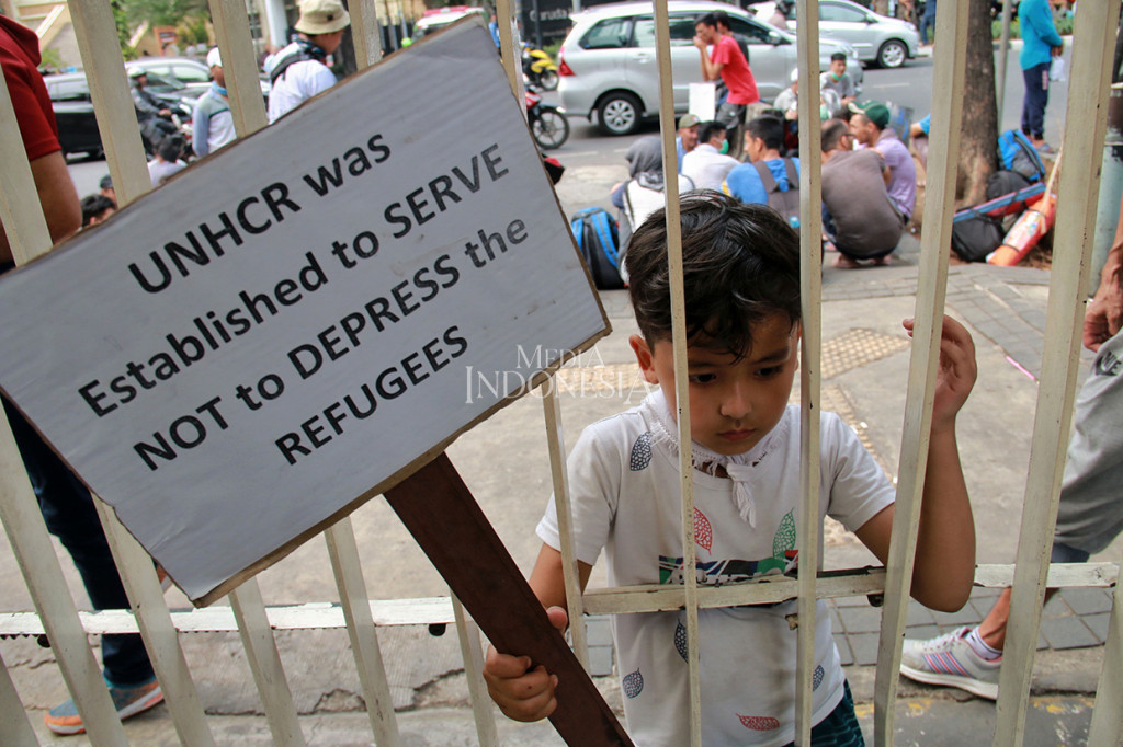 Seorang anak pencari suaka ikut melakukan aksi di depan Gedung Kantor UNHCR Jalna Kebon Sirih, Jakarta Pusat. 
