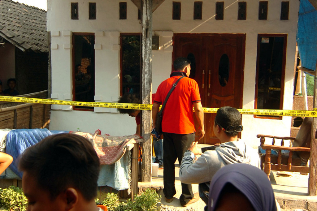 Polres Brebes melakukan penggeledahan rumah pelaku penusukan Menko Polhukam Wiranto, Fitri Andriana, dan mengamankan sejumlah barang bukti berupa anak panah, busur, dan satu dus buku-buku.