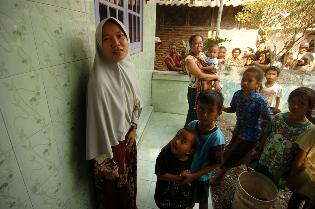 Pihak keluarga menceritakan tentang Fitri Andriana, pelaku penusukan Menko Polhukam Wiranto saat rumah pelaku dipasang garis polisi di Desa Sitanggal RT 007 RW 002, Brebes, Jawa Tengah.