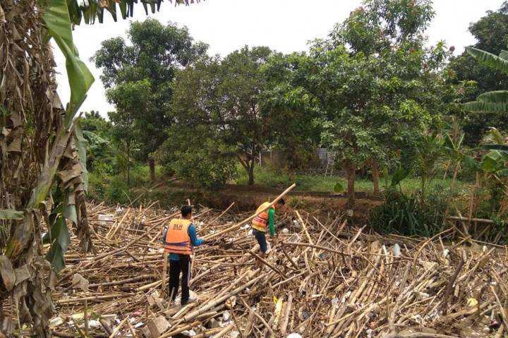 Untuk sementara ini pengangkutan sampah dilakukan dengan cara manual. Karena tidak ada akses alat berat untuk melintas di jalan tersebut.