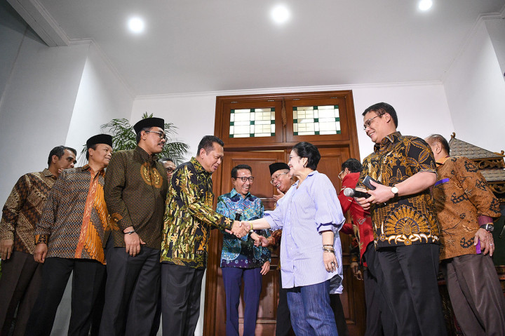 Presiden ke-5 RI Megawati Soekarnoputtri (keempat kanan) berjabat tangan dengan Ketua MPR Bambang Soesatyo (keempat kiri) disaksikan Wakil Ketua MPR Ahmad Muzani (kiri), Hidayat Nur Wahid (kedua kiri), Jazilul Fawaid (ketiga kiri), Syarifuddin Hasan (kanan), Fadel Muhammad (ketiga kanan), Ahmad Basarah (kedua kanan) dan Asrul Sani (kelima kanan) usai memberikan keterangan pers di kediaman Megawati, di Jakarta.
