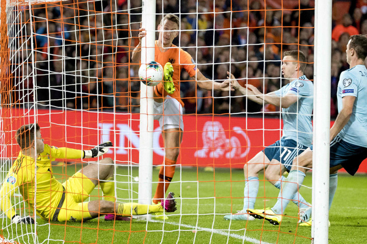Belanda sempat tertinggal lebih dulu usai Josh Magennis mencetak gol di pertengahan babak kedua. Namun tuan rumah mampu bangkit dalam 10 menit terakhir pertandingan. AFP Photo/Koen Van Weel

