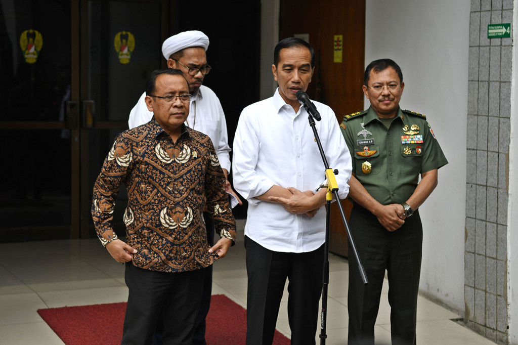 Presiden Joko Widodo (kedua kanan) didampingi Menteri Sekretaris Negara Pratikno (paling kiri), Tenaga Ahli Kedeputian IV Kantor Staf Presiden Ali Mochtar Ngabalin (kedua kiri), dan Kepala Rumah Sakit Pusat Angkatan Darat (RSPAD) Gatot Subroto Jakarta Mayjen TNI Terawan Agus Putranto memberikan keterangan pers usai menjenguk Menko Polhukam Wiranto di RSPAD Gatot Subroto, Jakarta.