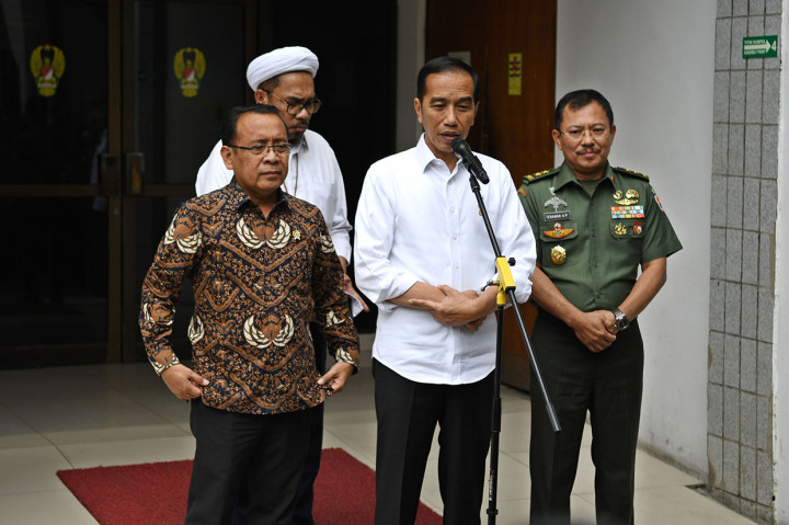 Presiden Joko Widodo (kedua kanan) didampingi Menteri Sekretaris Negara Pratikno (paling kiri), Tenaga Ahli Kedeputian IV Kantor Staf Presiden Ali Mochtar Ngabalin (kedua kiri), dan Kepala Rumah Sakit Pusat Angkatan Darat (RSPAD) Gatot Subroto Jakarta Mayjen TNI Terawan Agus Putranto memberikan keterangan pers usai menjenguk Menko Polhukam Wiranto di RSPAD Gatot Subroto, Jakarta.