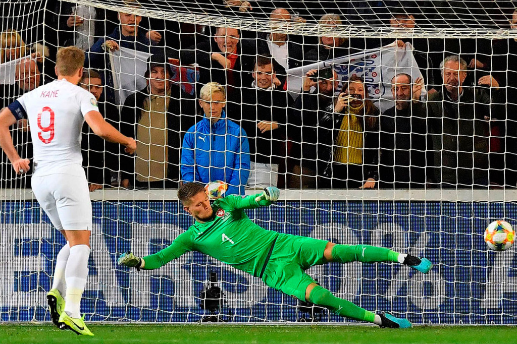 Tim tamu justru berhasil unggul terlebih dahulu lewat eksekusi penalti kapten tim Harry Kane pada menit ke-5. Penalti didapat The Three Lion setelah Raheem Sterling dijatuhkan Lucas Masopust di kotak terlarang.