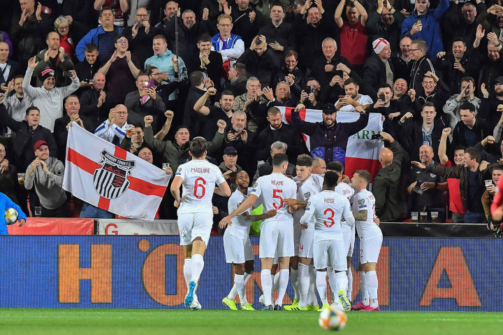 Gol Kane disambut gembira rekan-rekan setimnya dan penggemar setia Inggris yang hadir di stadion.