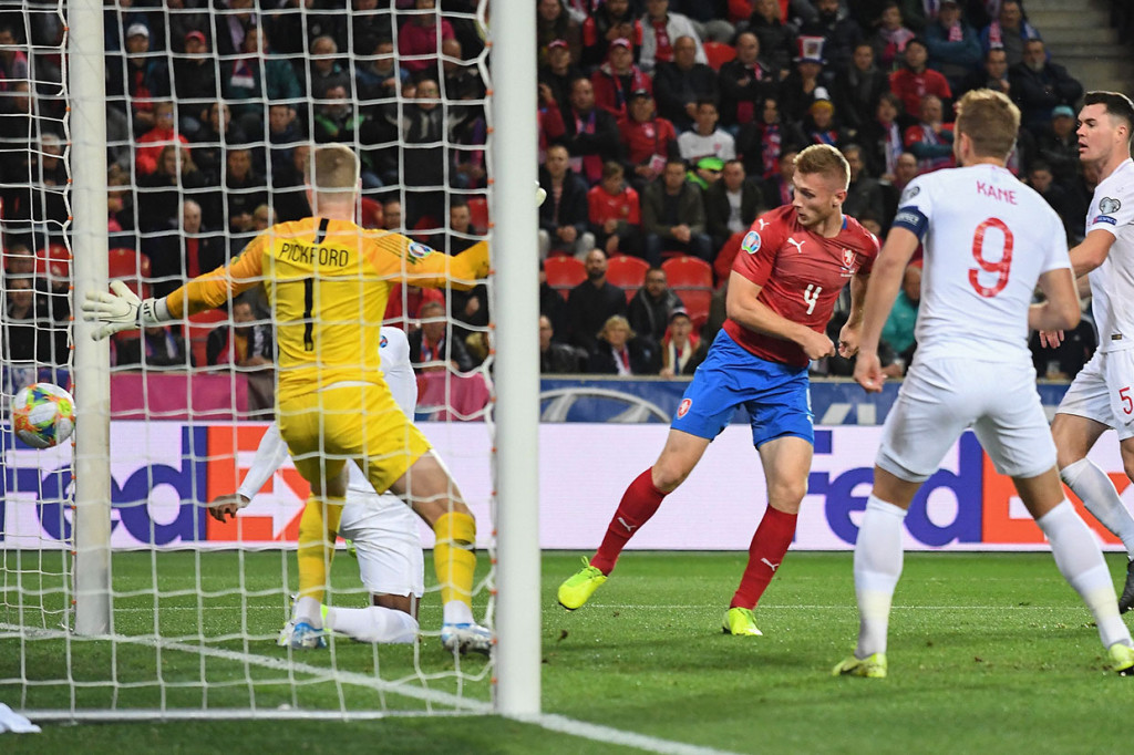 Empat menit berselang tuan rumah berhasil menyamakan kedudukan menjadi 1-1 lewat tembakan kaki kiri Jakub Brabec dari jarak dekat yang memperdaya kiper Inggris Jordan Pickford.