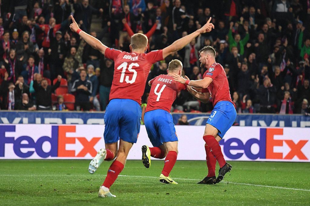 Brabec melakukan selebrasi bersama rekan-rekan setimnya.