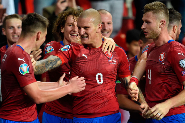 Lima menit menjelang bubaran justru tuan rumah berbalik unggul lewat sontekan Zdenek Ondrasek memanfaatkan kelengahan barisan pertahanan timnas Inggris.