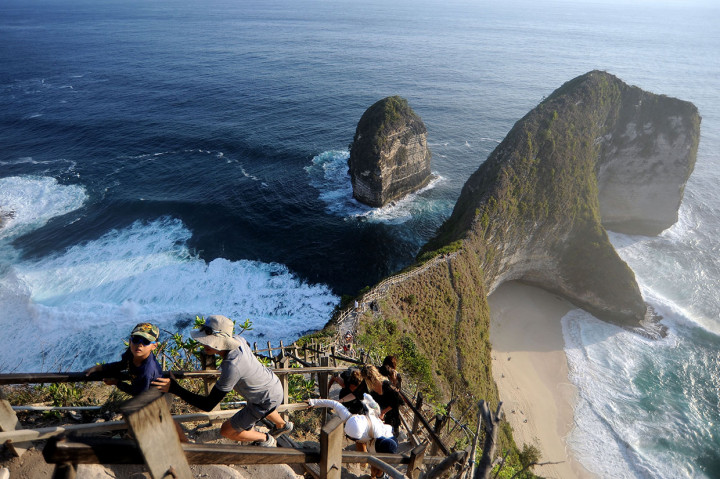Wisatawan menyusuri anak tangga di Pantai Kelingking, Nusa Penida, Klungkung, Bali, Minggu, 6 Oktober 2019.