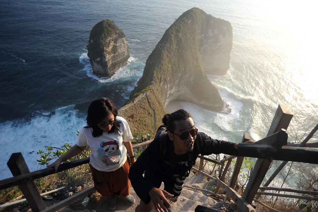 Pantai Kelingking di Nusa Penida, Klungkung, Bali menawarkan pemandangan alam yang menakjubkan berupa pantai berpasir putih dan air laut yang sangat jernih serta dikelilingi tebing menjulang tinggi.