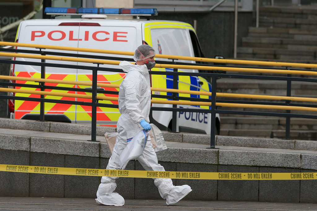 Paramedis merawat empat orang dan polisi mengatakan bahwa penyelidikan awal menunjukkan beberapa orang telah ditikam dalam sebuah insiden di pusat perbelanjaan Arndale di Kota Manchester di Inggris Utara.