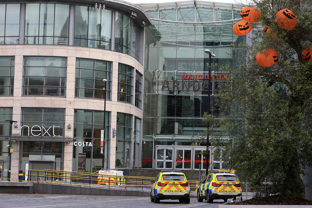 Polisi Inggris Olah TKP Penikaman di Manchester
Laporan media mengatakan pusat perbelanjaan di tengah kota telah dikosongkan, dengan sejumlah besar polisi dan paramedis yang hadir.