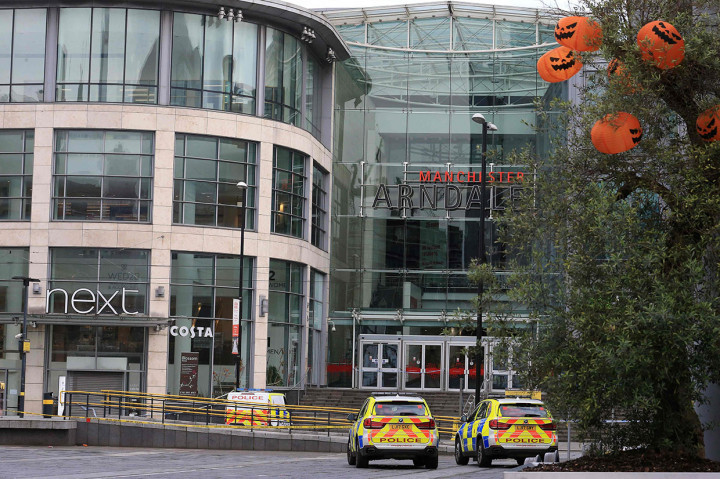 Polisi Inggris Olah TKP Penikaman di Manchester
Laporan media mengatakan pusat perbelanjaan di tengah kota telah dikosongkan, dengan sejumlah besar polisi dan paramedis yang hadir.