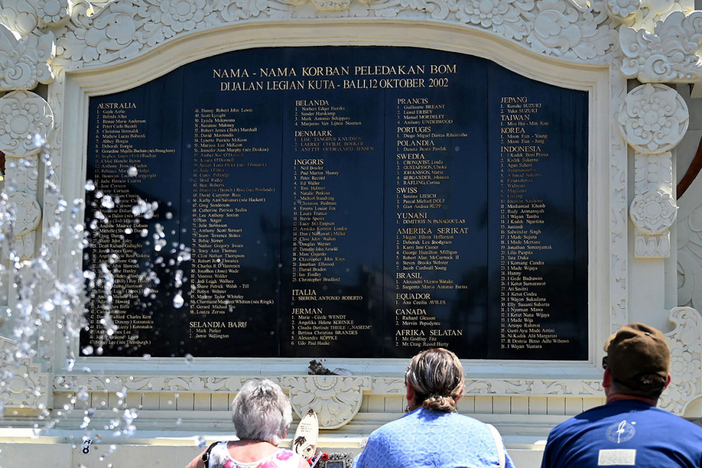 Bom Bali 2002 (disebut juga Bom Bali 1) adalah rangkaian tiga peristiwa pengeboman yang terjadi pada malam hari pada 12 Oktober 2002. Dua ledakan pertama terjadi di Paddy's Pub dan Sari Club (SC) di Jalan Legian, Kuta, Bali. Sedangkan ledakan terakhir terjadi di dekat Kantor Konsulat Amerika Serikat, walaupun jaraknya cukup berjauhan.