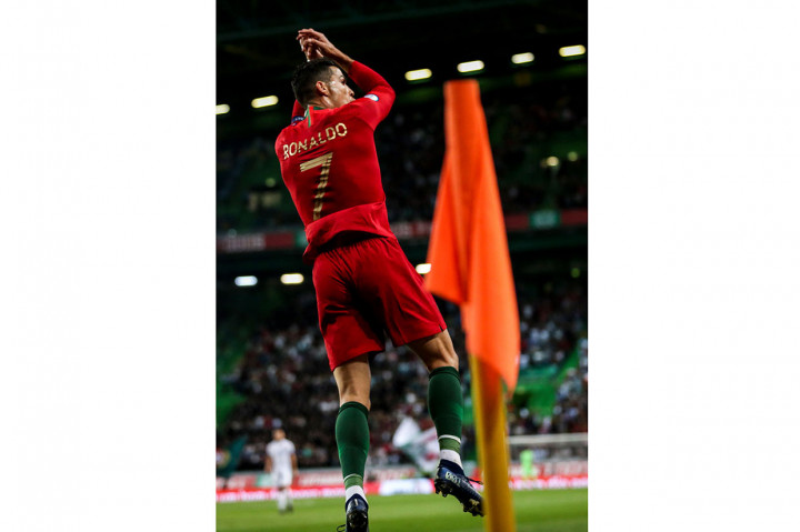 Bintang Portugal Cristiano Ronaldo melakukan selebrasi usai menjebol gawang Luksemburg pada menit ke-65 pada lanjutan Kualifikasi Piala Eropa 2020 di Stadion Jose Alvalade, Lisbon, Sabtu, 12 Oktober 2019 dini hari WIB.