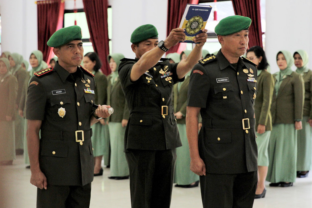 Kolonel Inf Alamsyah (kanan) diambil sumpahnya sebagai Komandan Kodim 1417 Kendari menggantikan Kolonel Hendi Suhendi (kiri) saat upacara serah terima jabatan di Aula Tamalaki Korem 143 Haluoleo, Kendari, Sulawesi Tenggara, Sabtu, 12 Oktober 2019.