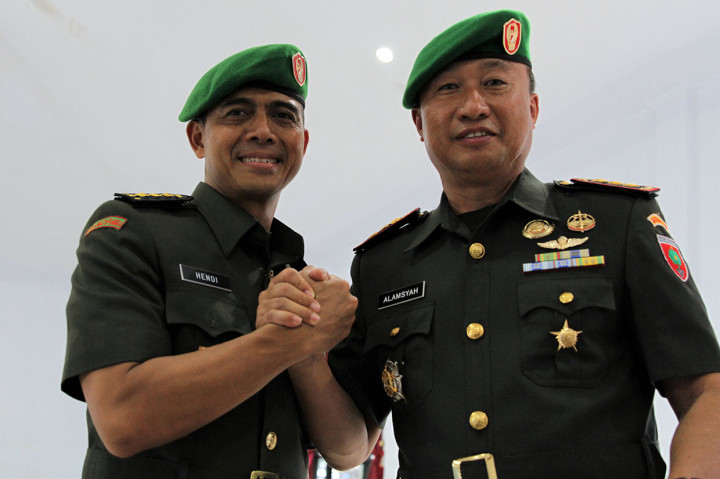 Kolonel Hendi dicopot dari jabatannya karena postingan istrinya terkait insiden penusukan Menko Polhukam Wiranto.