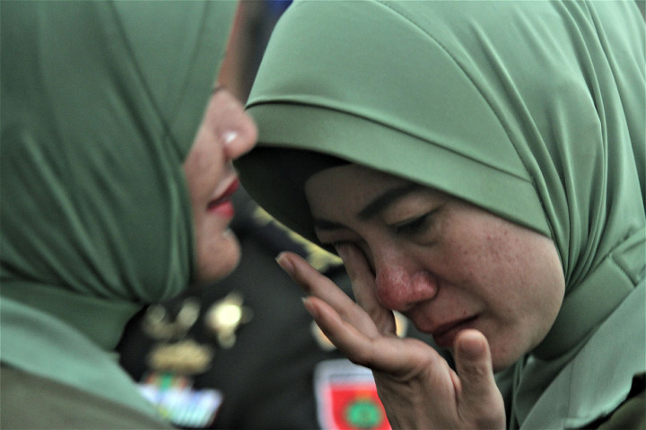 Irma Zulkifli Nasution Hendari, istri mantan Komandan Kodim 1417 Kendari Kolonel Kav Hendi Suhendi, menangis usai Upacara Sertijab Komandan Kodim 1417 Kendari di Aula Tamalaki Korem 143 Haluoleo, Kendari, Sulawesi Tenggara.
