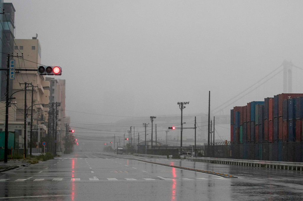 Pemerintah Jepang sebelumnya telah mengimbau ribuan warga untuk mengungsi lantaran kekhawatiran terjadinya banjir saat badai kencang diperkirakan mendarat pada Sabtu sore.
