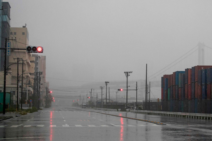 Pemerintah Jepang sebelumnya telah mengimbau ribuan warga untuk mengungsi lantaran kekhawatiran terjadinya banjir saat badai kencang diperkirakan mendarat pada Sabtu sore.