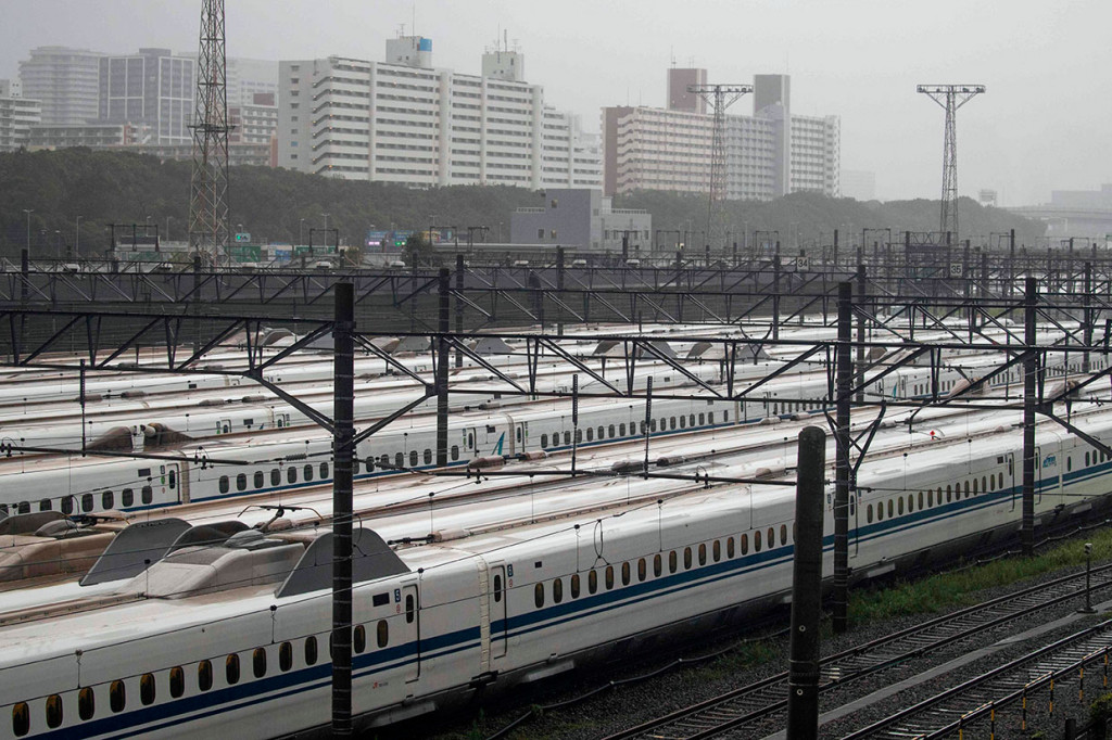 Toko, pabrik, dan sistem kereta api bawah tanah ditutup sebagai langkah pencegahan, sementara panitia Grand Prix Formula Satu membatalkan semua sesi latihan dan kualifikasi yang dijadwalkan pada Sabtu. Gelombang badai diperkirakan terjadi di sepanjang pantai Pasifik Honshu pada Sabtu hingga Minggu disertai dengan hujan lebat, meningkatkan risiko banjir dan tanah longsor.       
