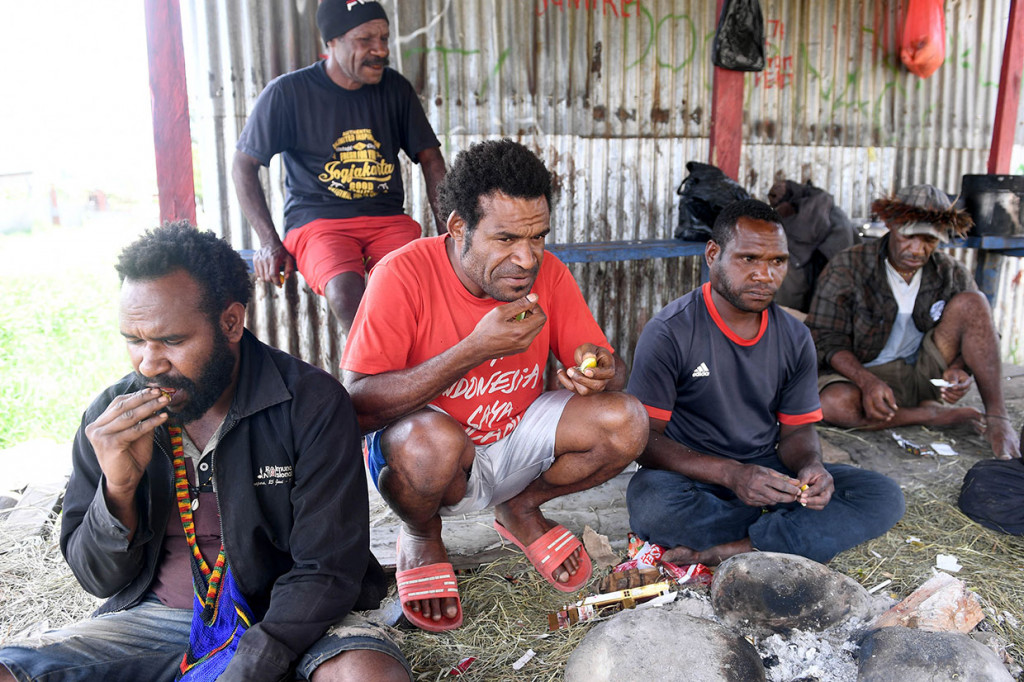 Warga berkumpul di posko keamanan di Desa Honelama 2, Kota Wamena, Kabupaten Jayawijaya, Papua.