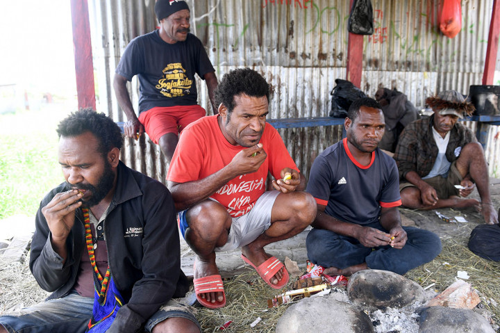 Warga berkumpul di posko keamanan di Desa Honelama 2, Kota Wamena, Kabupaten Jayawijaya, Papua.